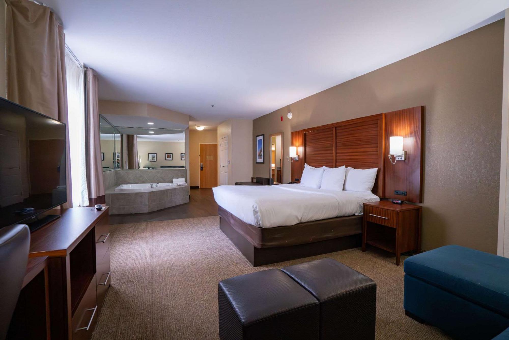Comfort Suites Airport Luckney Zewnętrze zdjęcie