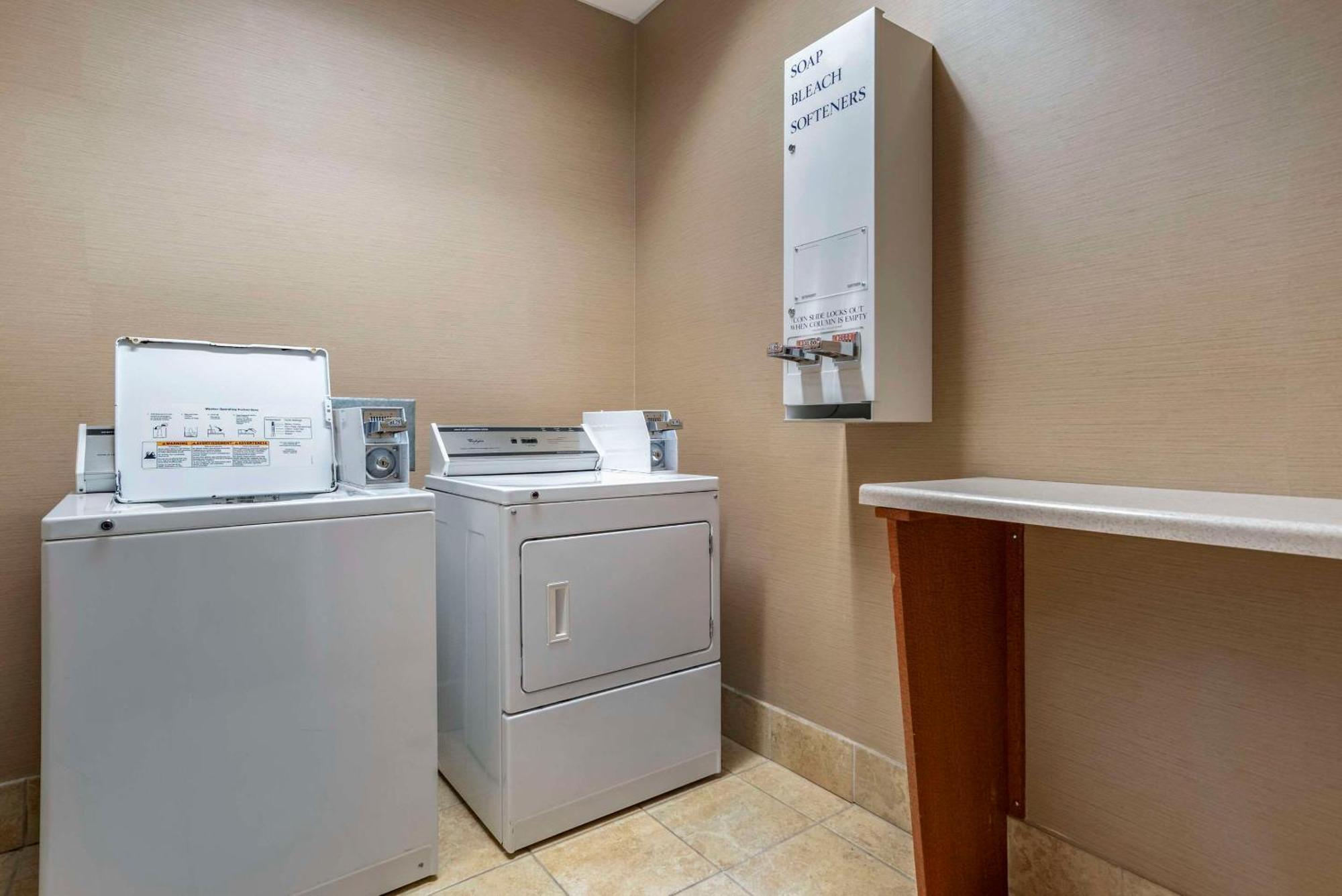 Comfort Suites Airport Luckney Zewnętrze zdjęcie