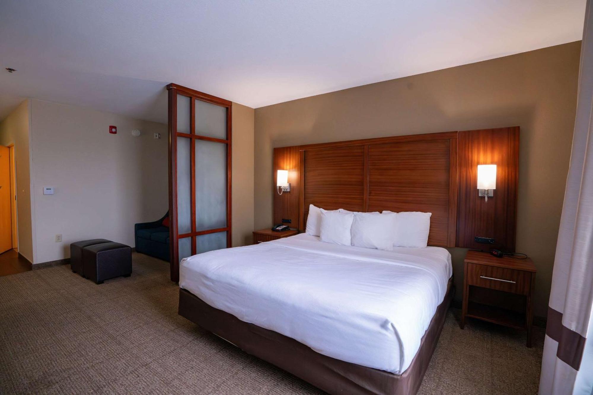 Comfort Suites Airport Luckney Zewnętrze zdjęcie