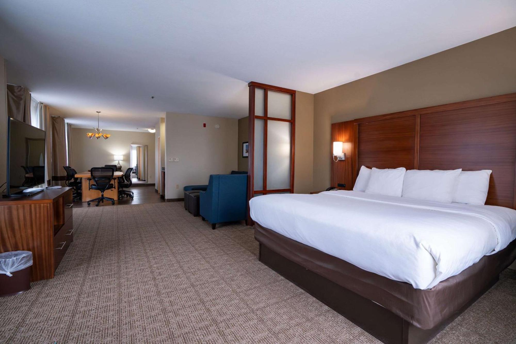 Comfort Suites Airport Luckney Zewnętrze zdjęcie